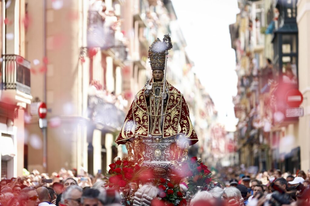 Niños portando a San Fermín en la procesión infantil del 7 de julio en Pamplona, tradición que One Voxel apoya con impresión 3D